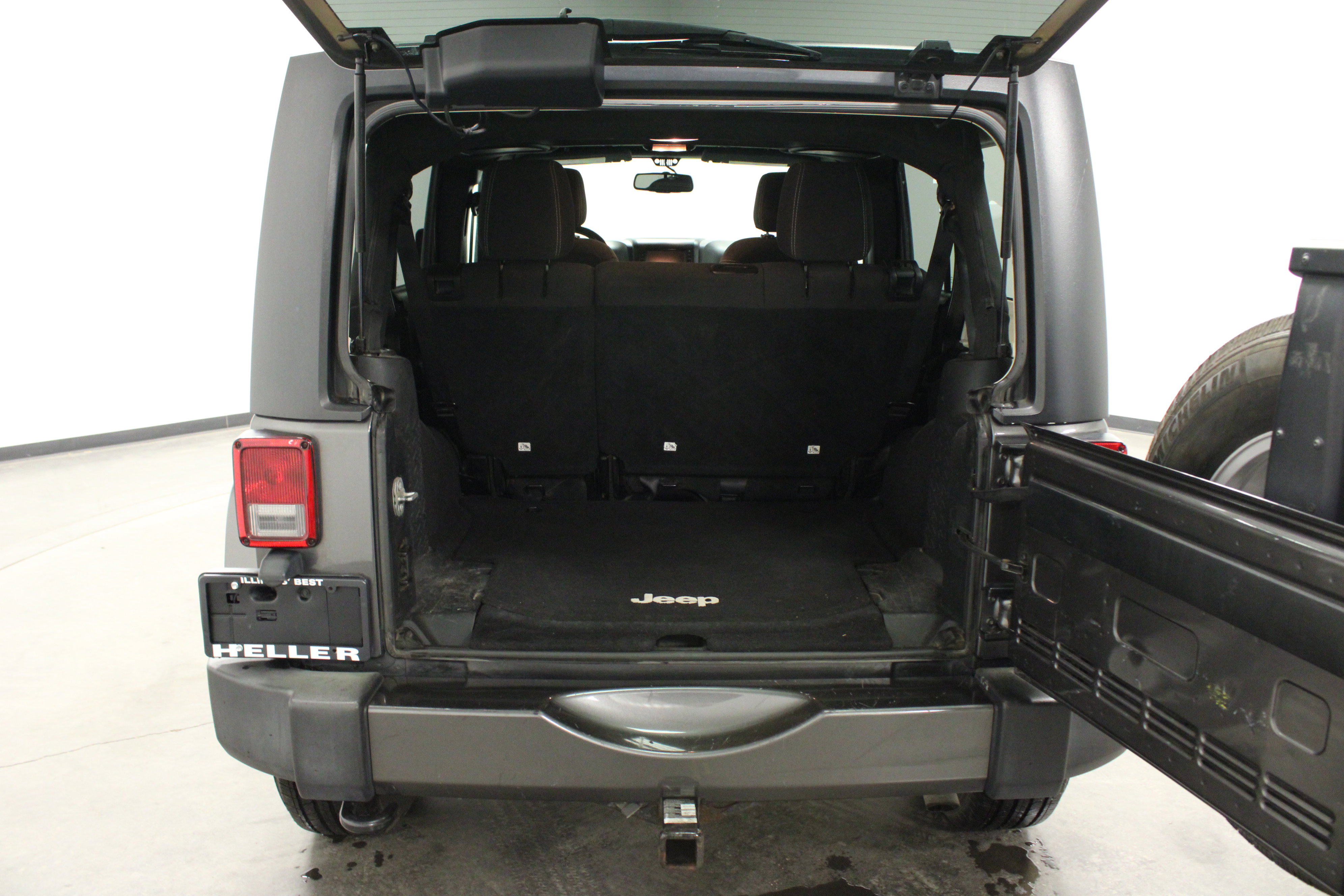 Used 2016 Jeep Wrangler Unlimited Sahara w/ Connectivity Group image 13