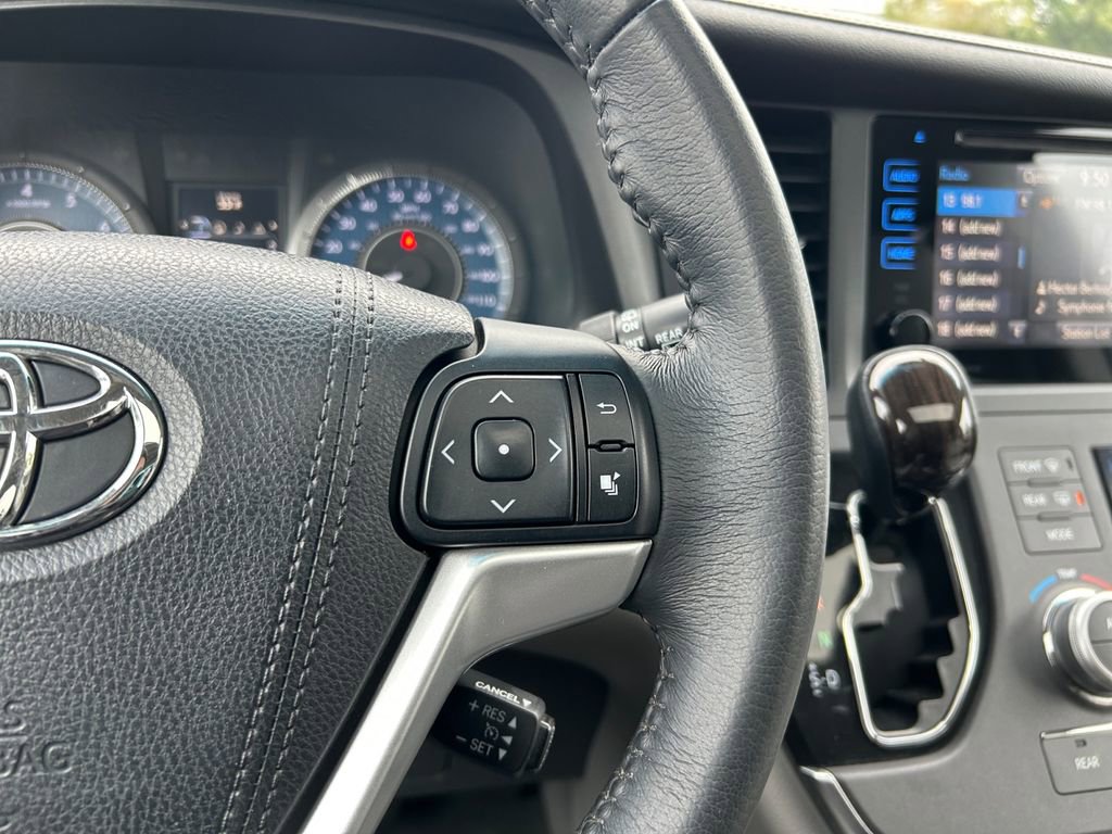 Used 2017 Toyota Sienna XLE Premium image 18