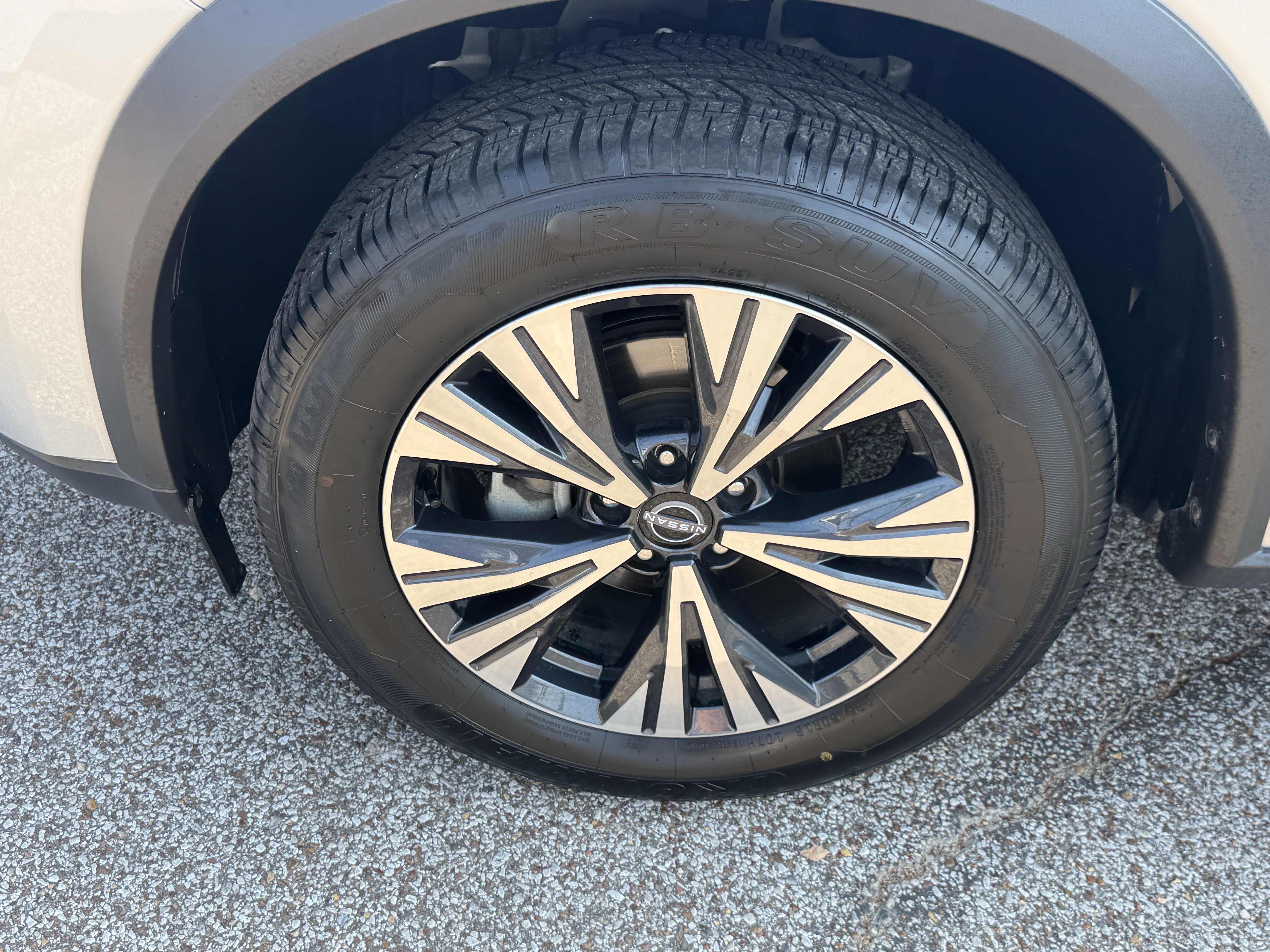 Used 2023 Nissan Rogue SV image 9