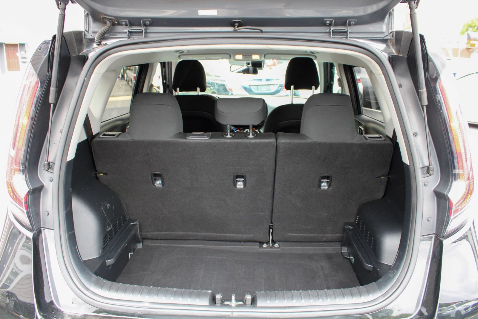 Used 2023 Kia Soul LX w/ LX Technology Package FWD image 17