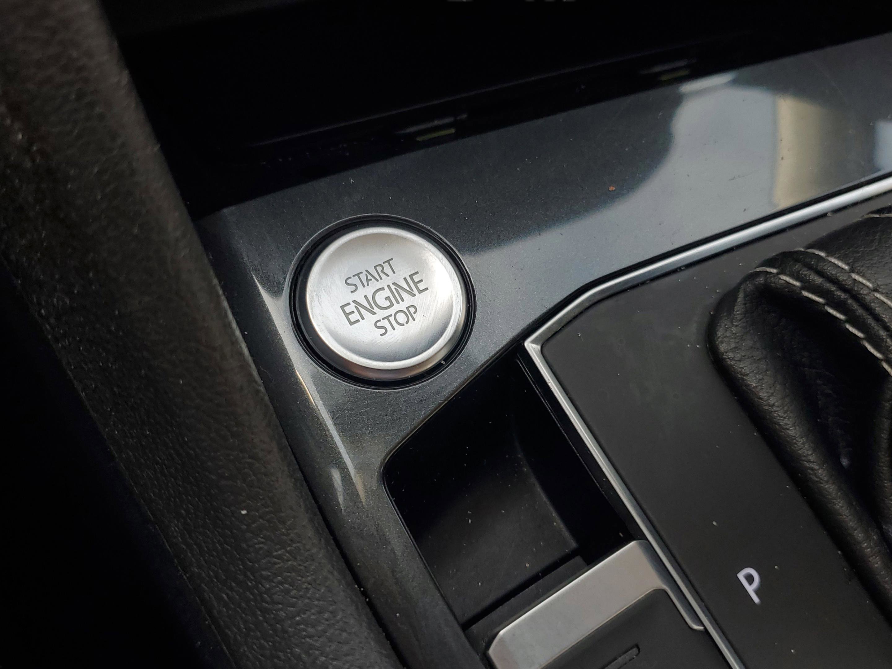 Used 2021 Volkswagen Tiguan SE image 32