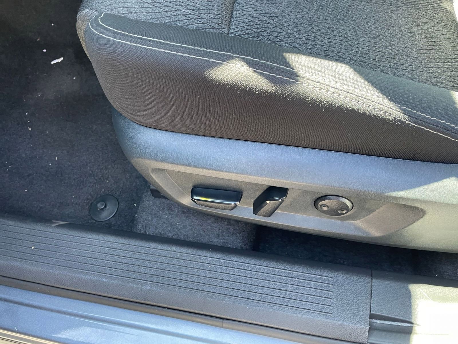 Used 2025 Nissan Rogue SV image 22