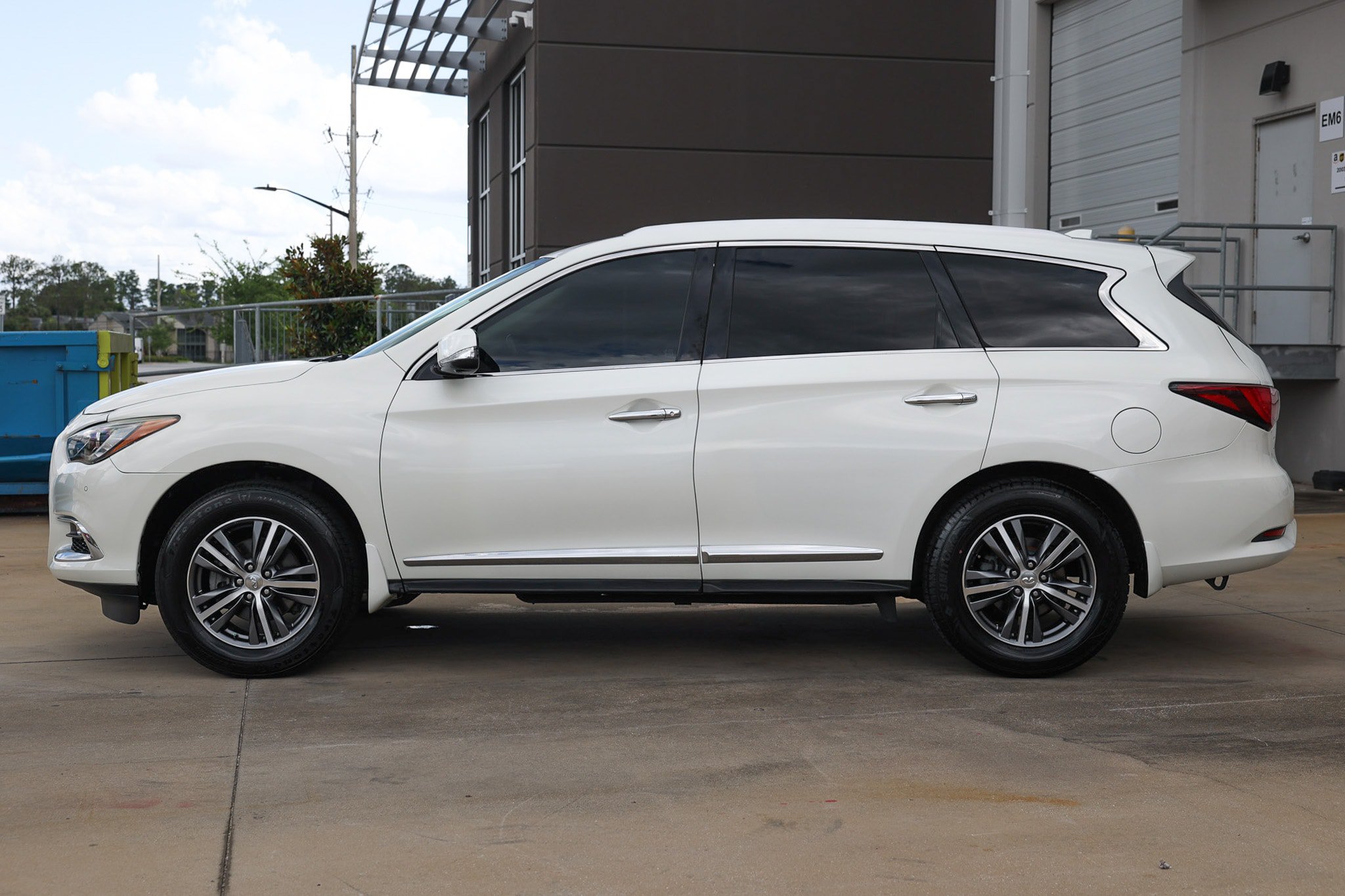 Used 2019 INFINITI QX60 Luxe w/ Essential Package FWD image 4
