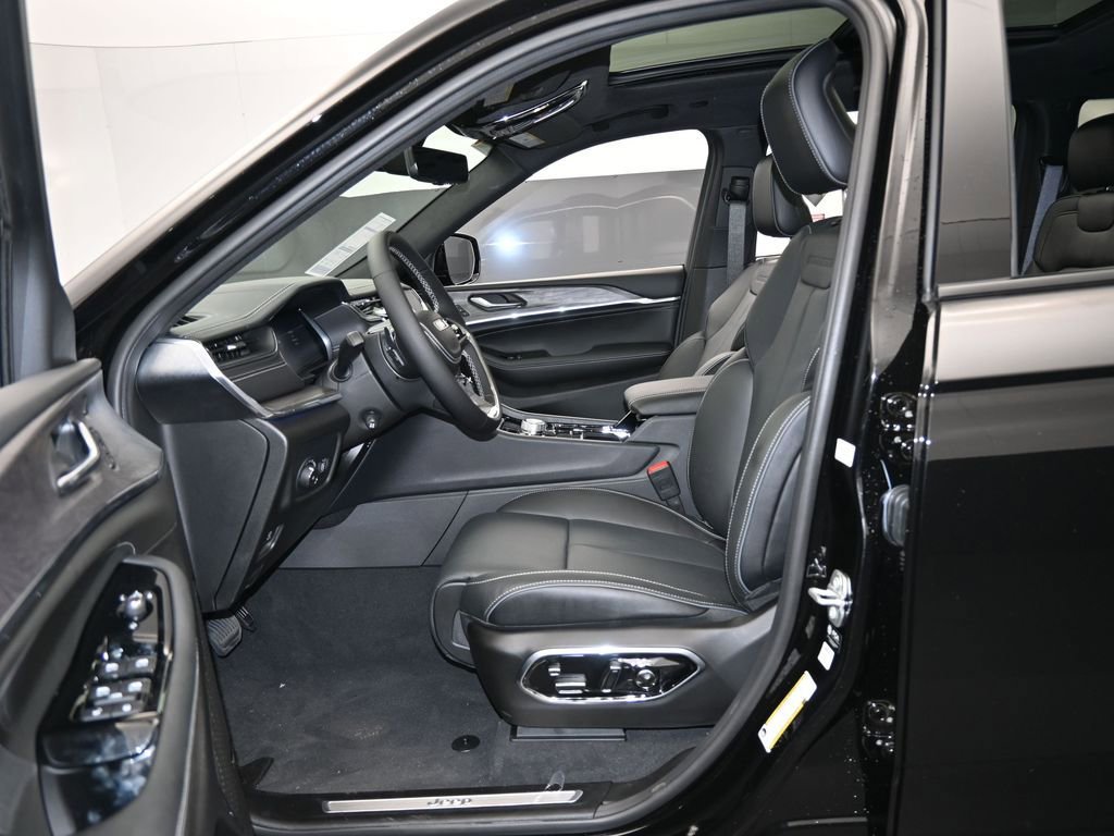 Used 2024 Jeep Grand Cherokee Overland w/ Luxury Tech Group IV image 10