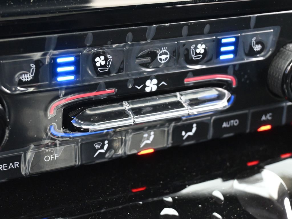 Used 2024 Jeep Grand Cherokee Overland w/ Luxury Tech Group IV image 19