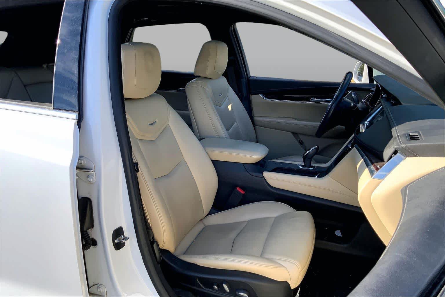 Used 2017 Cadillac XT5 Luxury w/ Driver Awareness Package FWD image 9