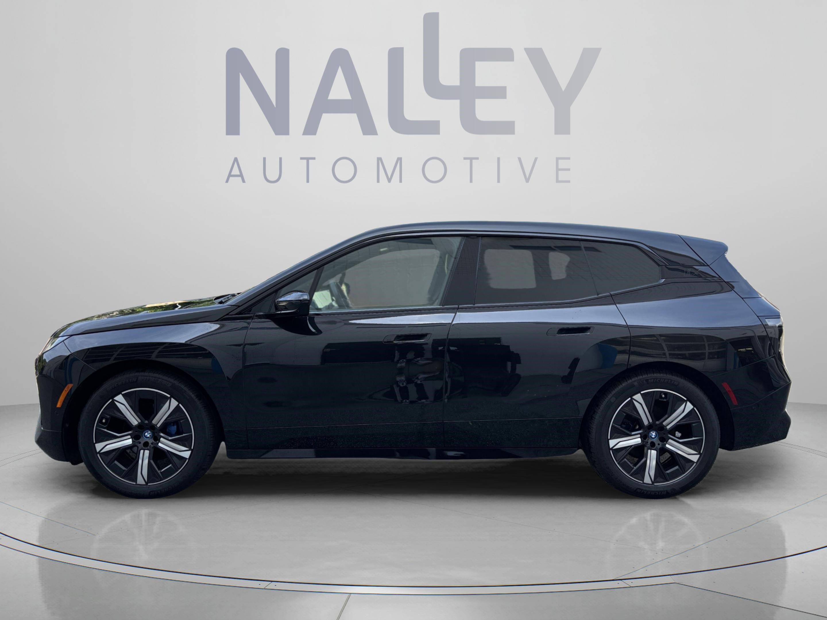 Used 2023 BMW iX xDrive50 w/ Premium Package AWD/4WD image 4