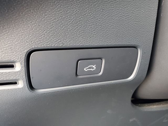 Certified 2023 Volvo XC40 B5 Plus w/ Driver Assist Package AWD/4WD image 17