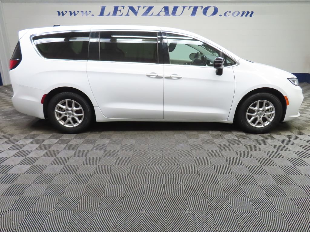 Used 2024 Chrysler Pacifica Touring-L FWD video 2