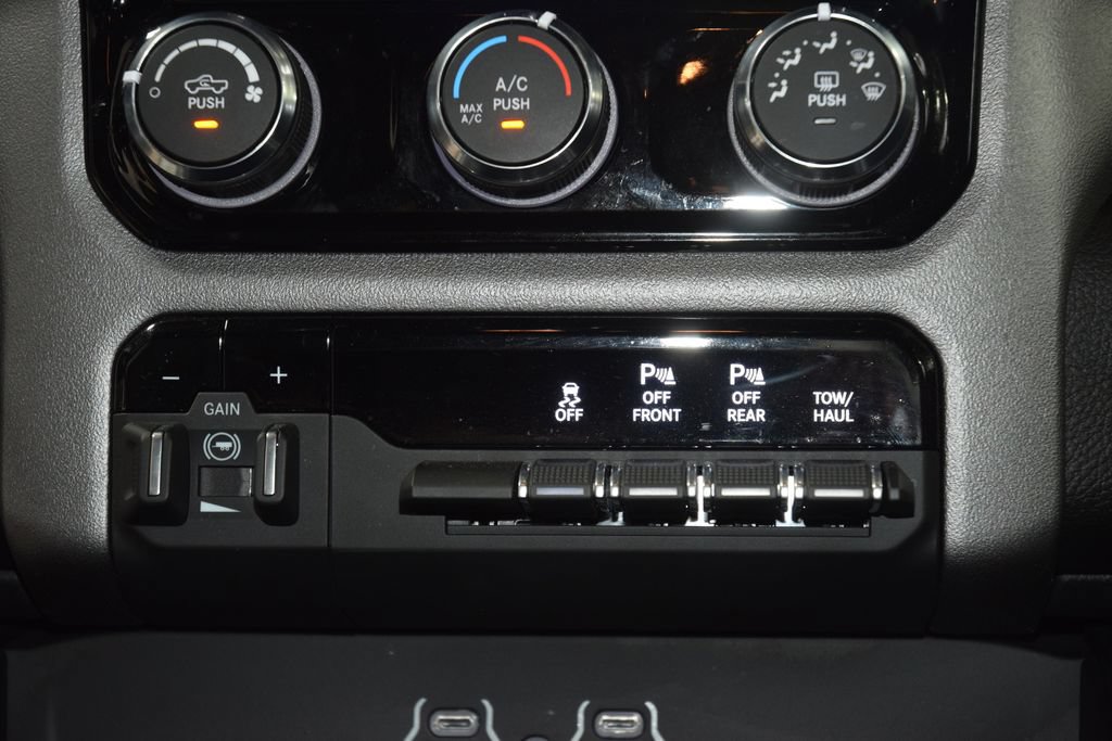 Used 2025 RAM 1500 Big Horn AWD/4WD image 22