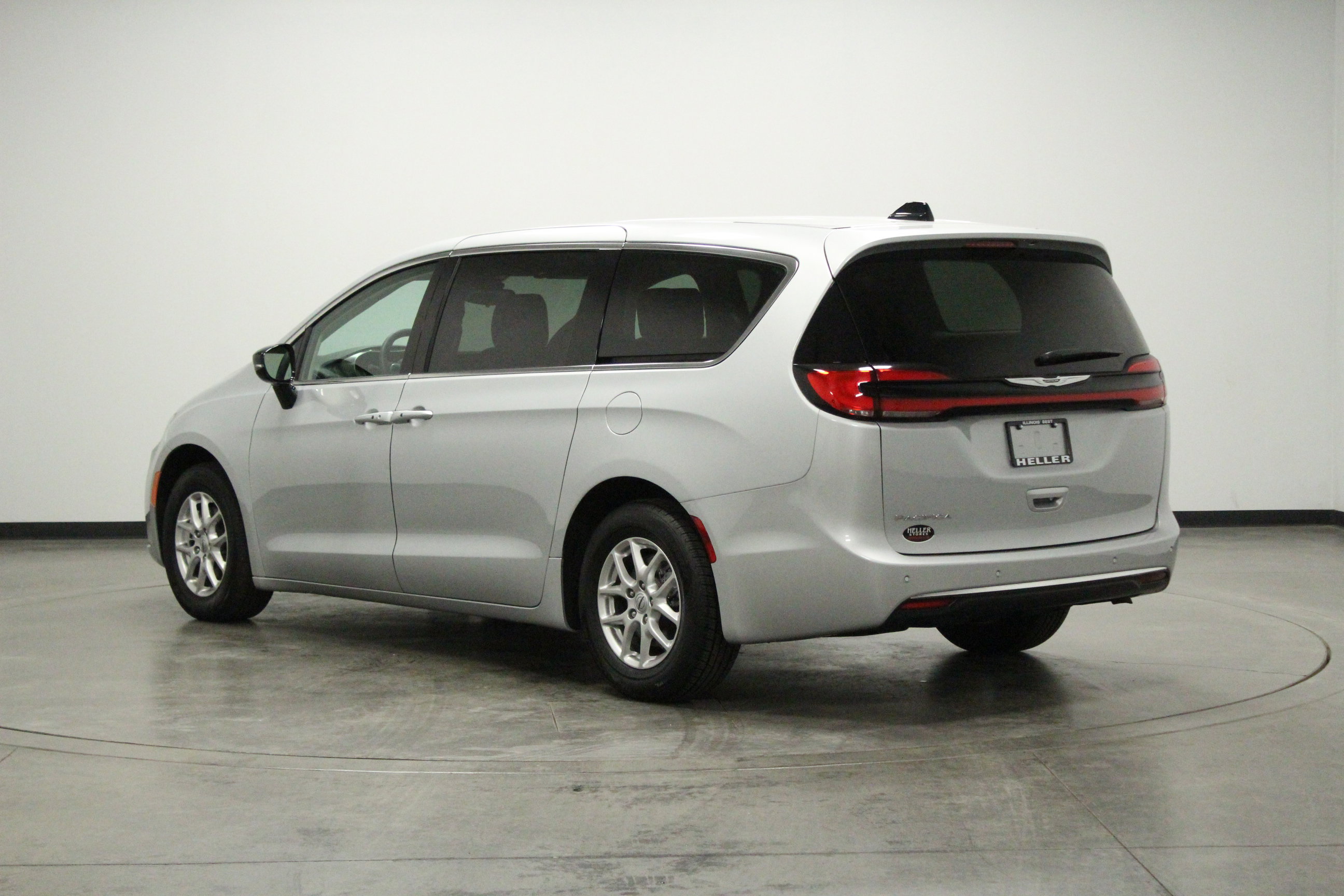 Used 2024 Chrysler Pacifica Touring-L FWD image 6