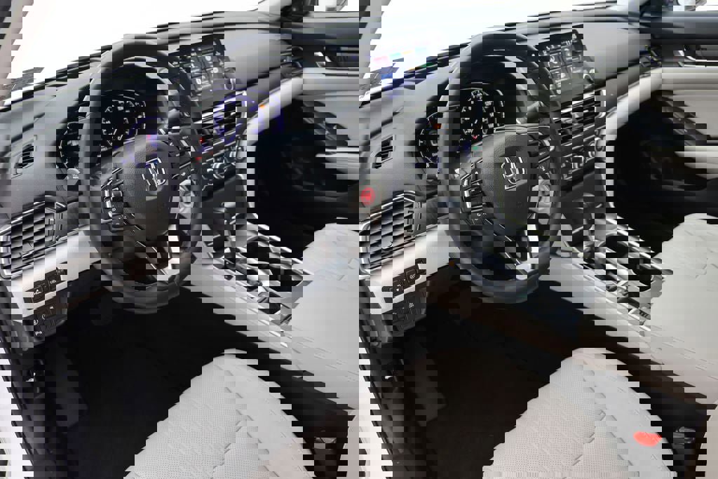 Used 2018 Honda Accord Touring image 16