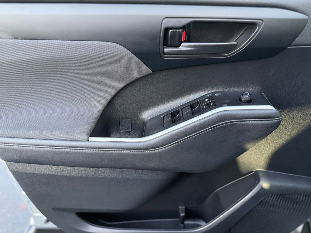 Used 2023 Toyota Highlander LE image 15