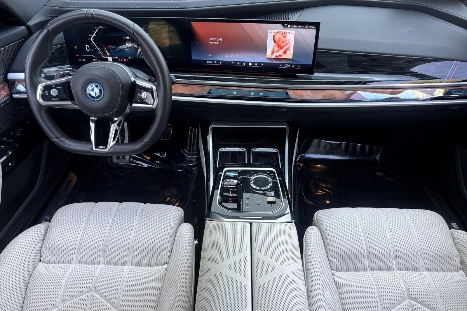 Used 2024 BMW i7 xDrive60 w/ Premium Package 2 AWD/4WD image 14