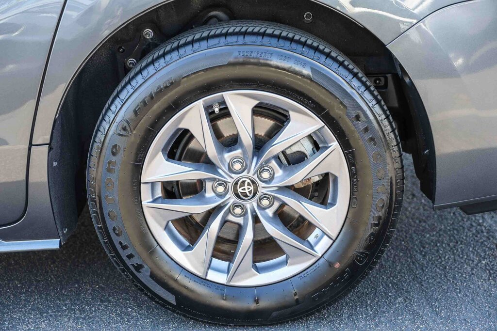 Certified 2025 Toyota Sienna LE FWD image 29