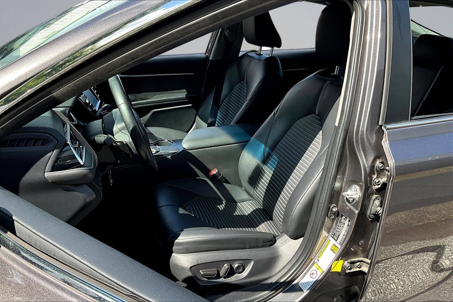 Used 2018 Toyota Camry SE FWD image 18