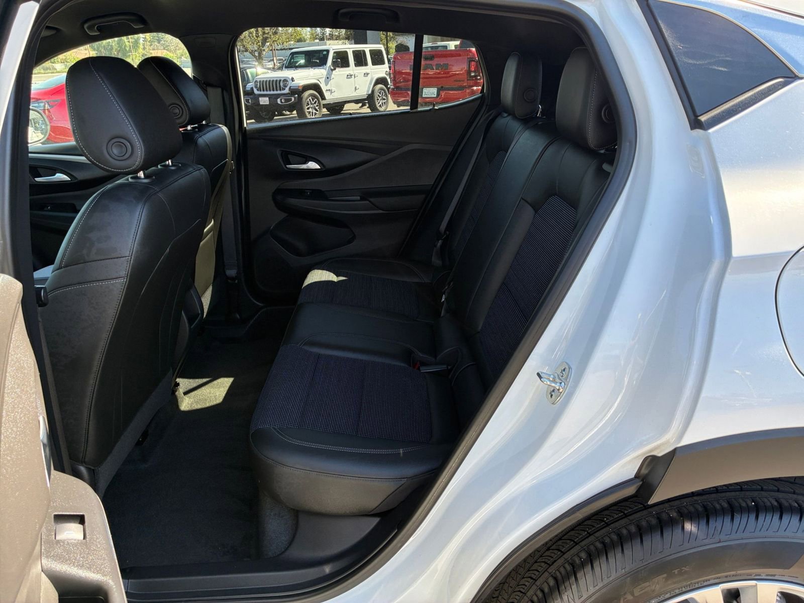 Used 2025 Buick Envista Preferred image 24