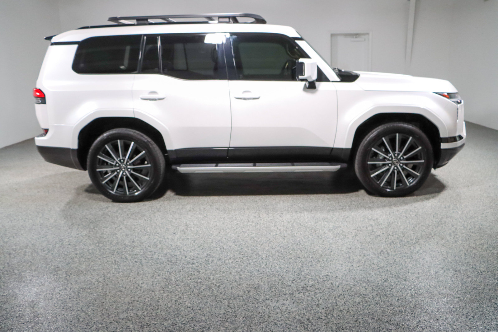 Used 2024 Lexus GX 550 w/ Accessory Package (31) AWD/4WD image 6