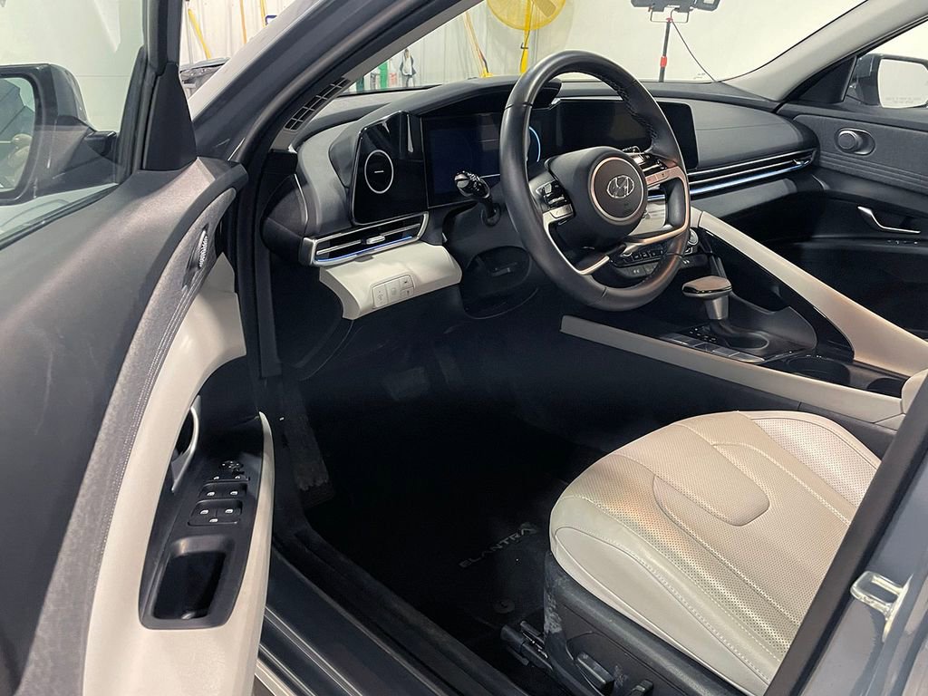 Used 2023 Hyundai Elantra Limited image 16