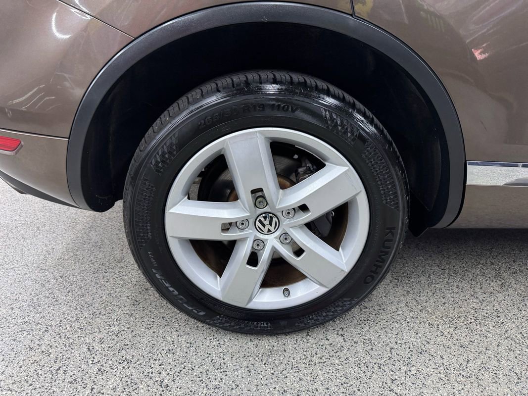 Used 2014 Volkswagen Touareg Sport image 40