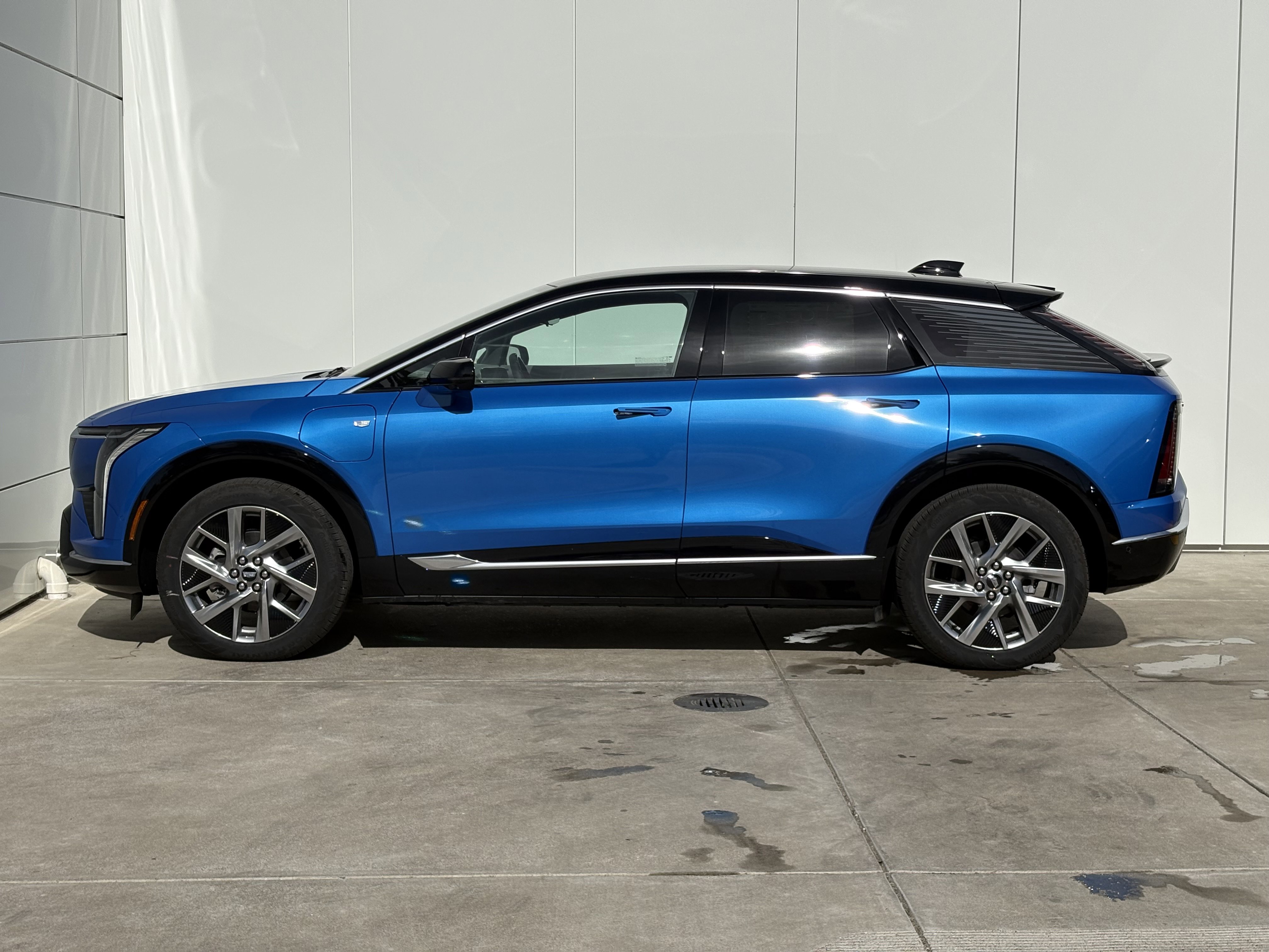 New 2025 Cadillac Optiq Luxury 1 image 4