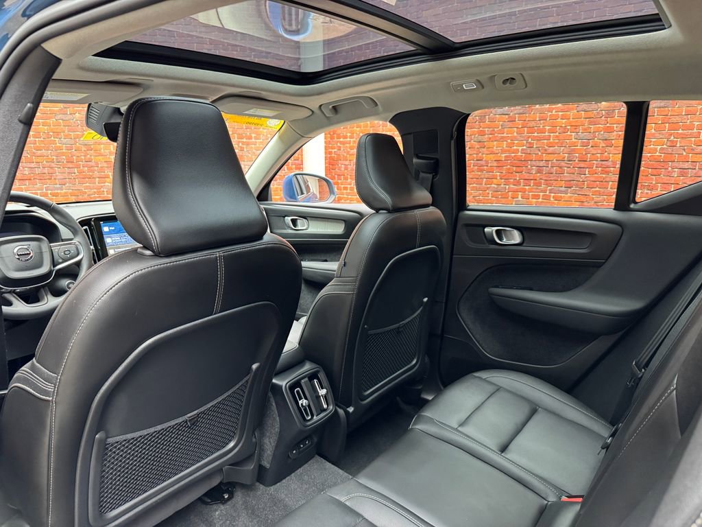 Used 2024 Volvo XC40 B5 Plus image 25