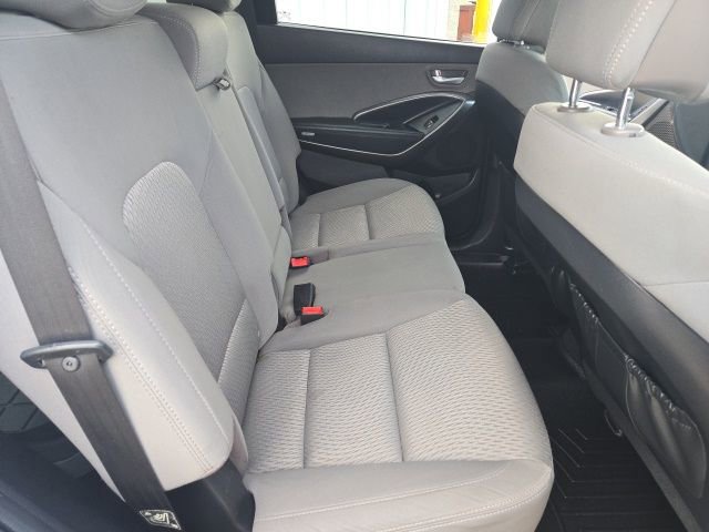 Used 2017 Hyundai Santa Fe SE image 11