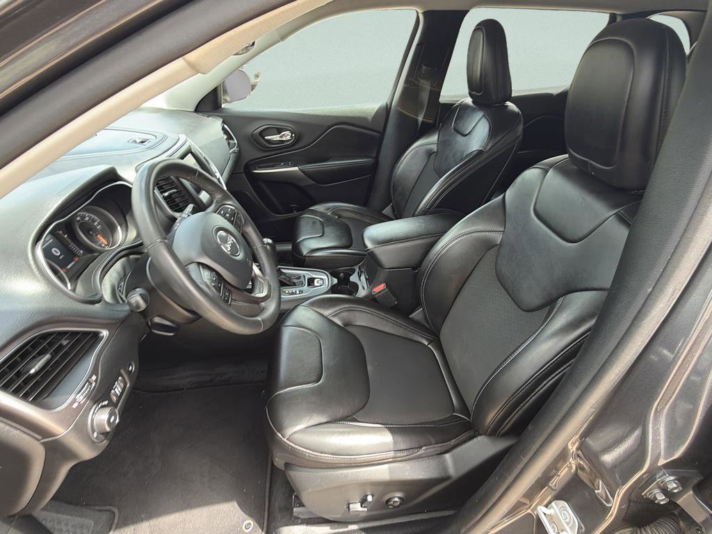 Used 2020 Jeep Cherokee Latitude Plus w/ Comfort/Convenience Group FWD image 18