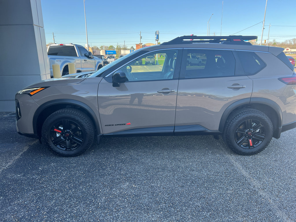 Used 2025 Nissan Rogue SV image 3