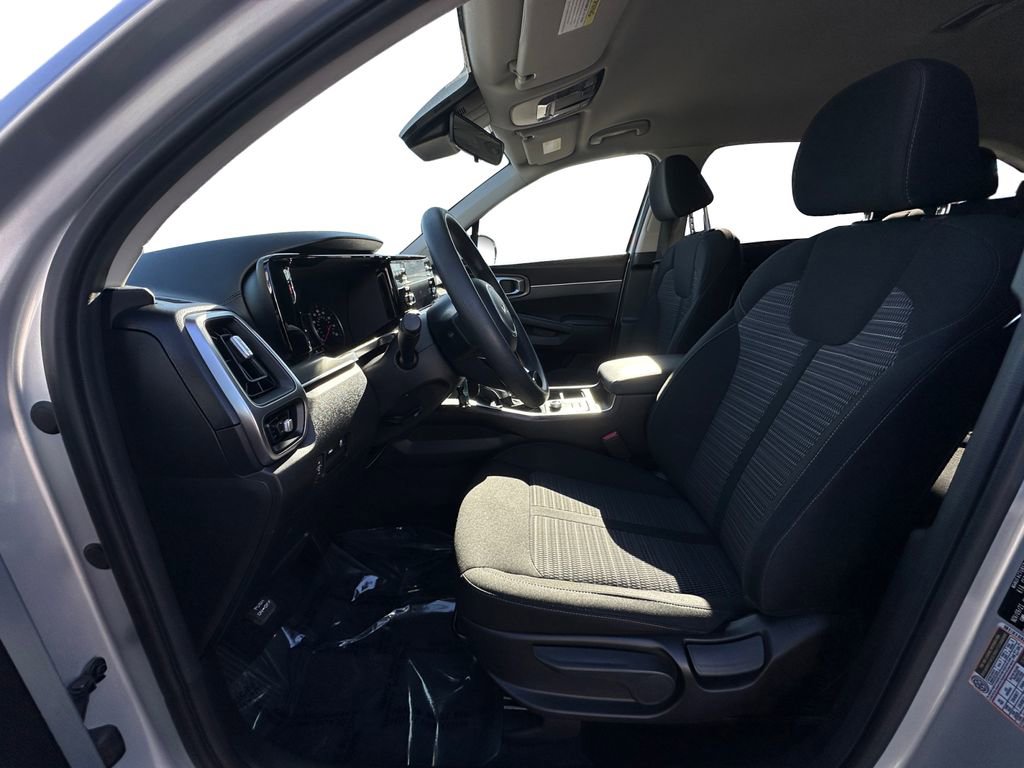 Used 2022 Kia Sorento LX image 9