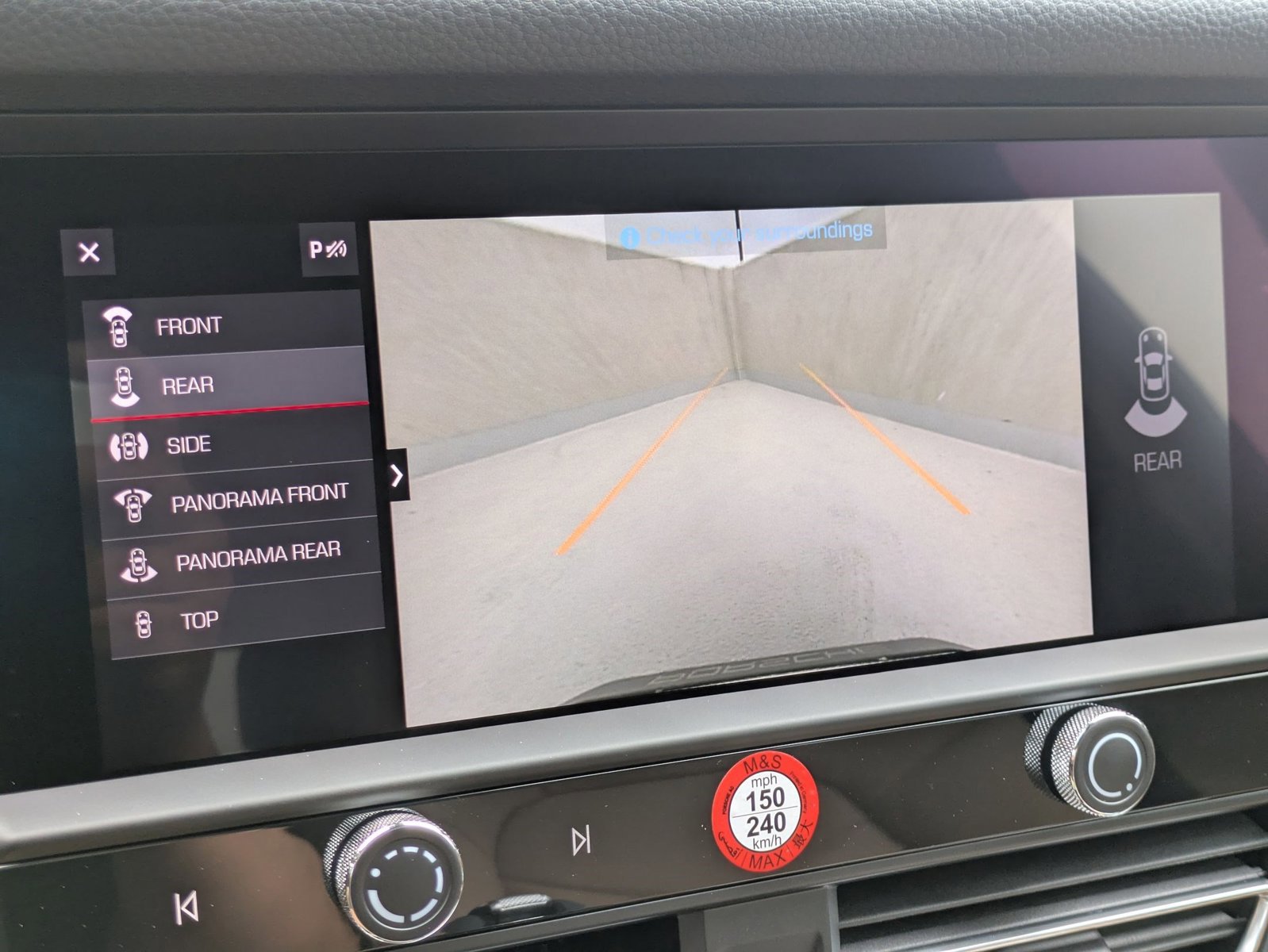 Certified 2025 Porsche Macan AWD/4WD image 19