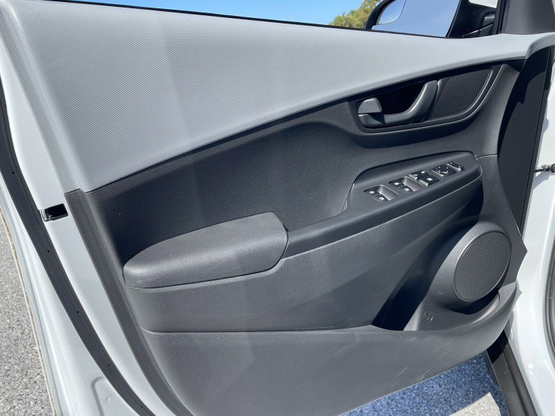Used 2021 Hyundai Kona SE FWD image 25