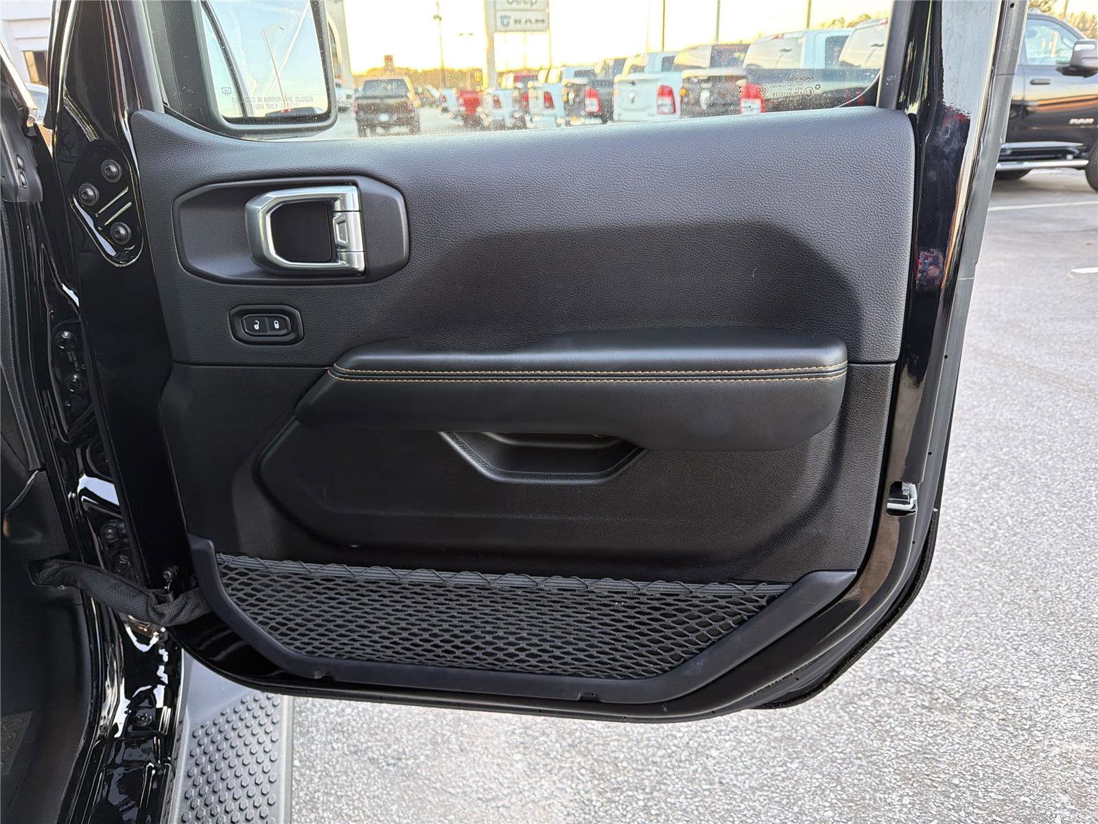 Used 2025 Jeep Wrangler Sahara image 15