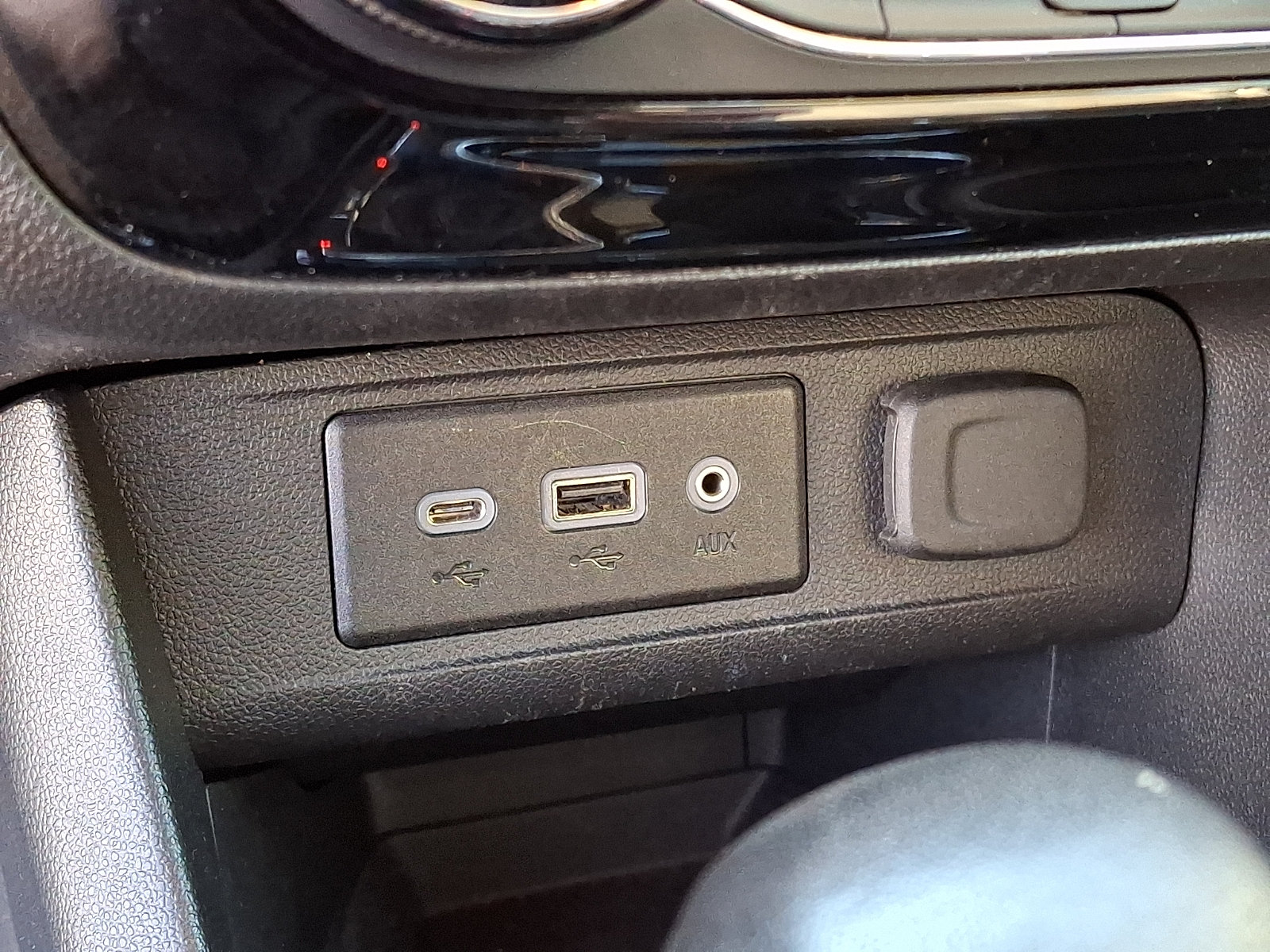 Certified 2021 Buick Encore GX Preferred w/ Cold Weather Comfort Package FWD image 16