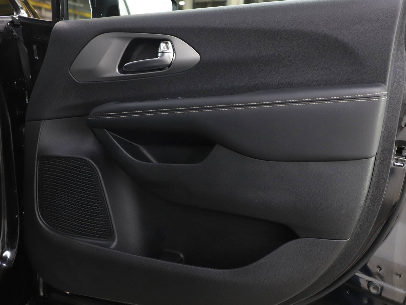 Used 2025 Chrysler Pacifica Select FWD image 9