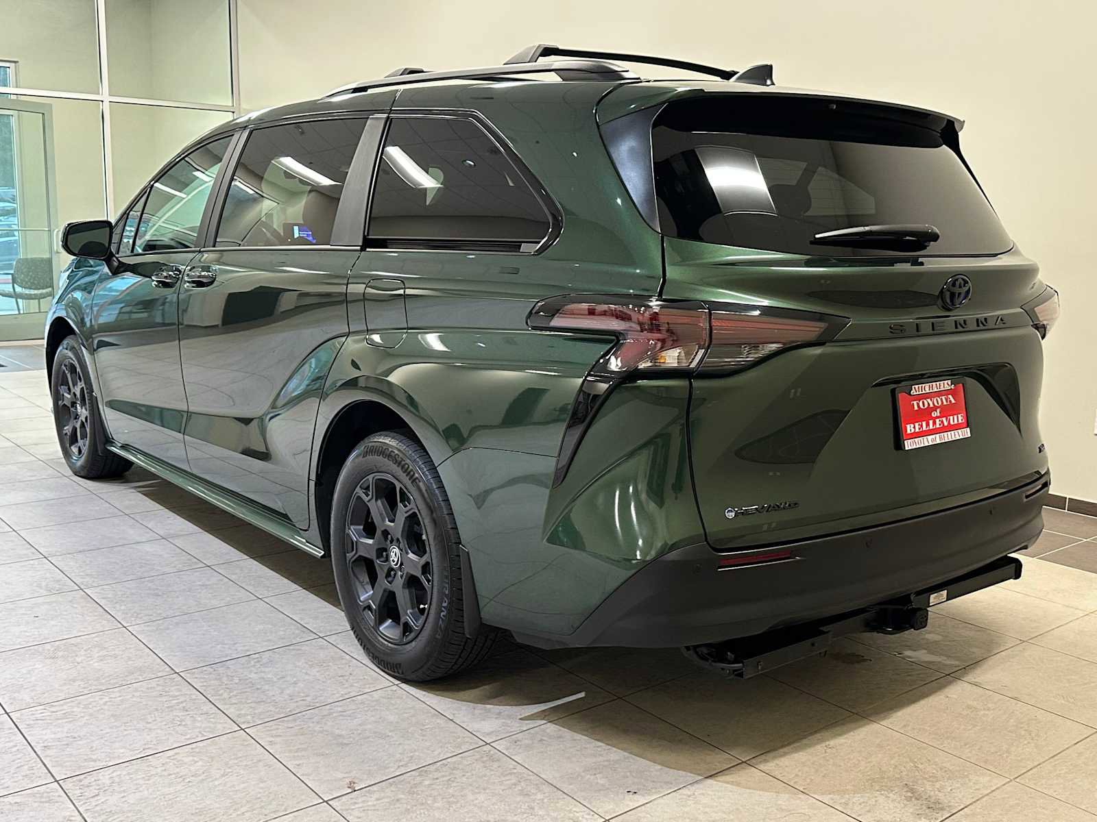 Certified 2025 Toyota Sienna XLE Woodland Edition image 4