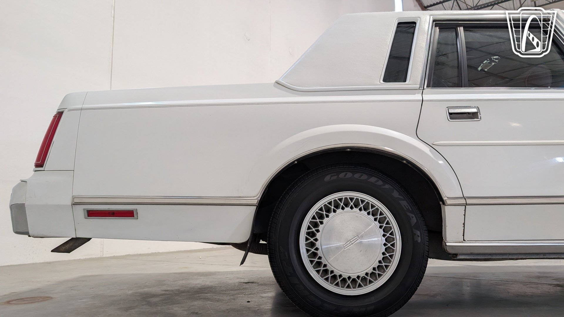 Used 1988 Lincoln Town Car RWD image 34