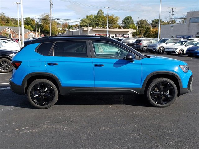 New 2025 Volkswagen Taos SE image 2