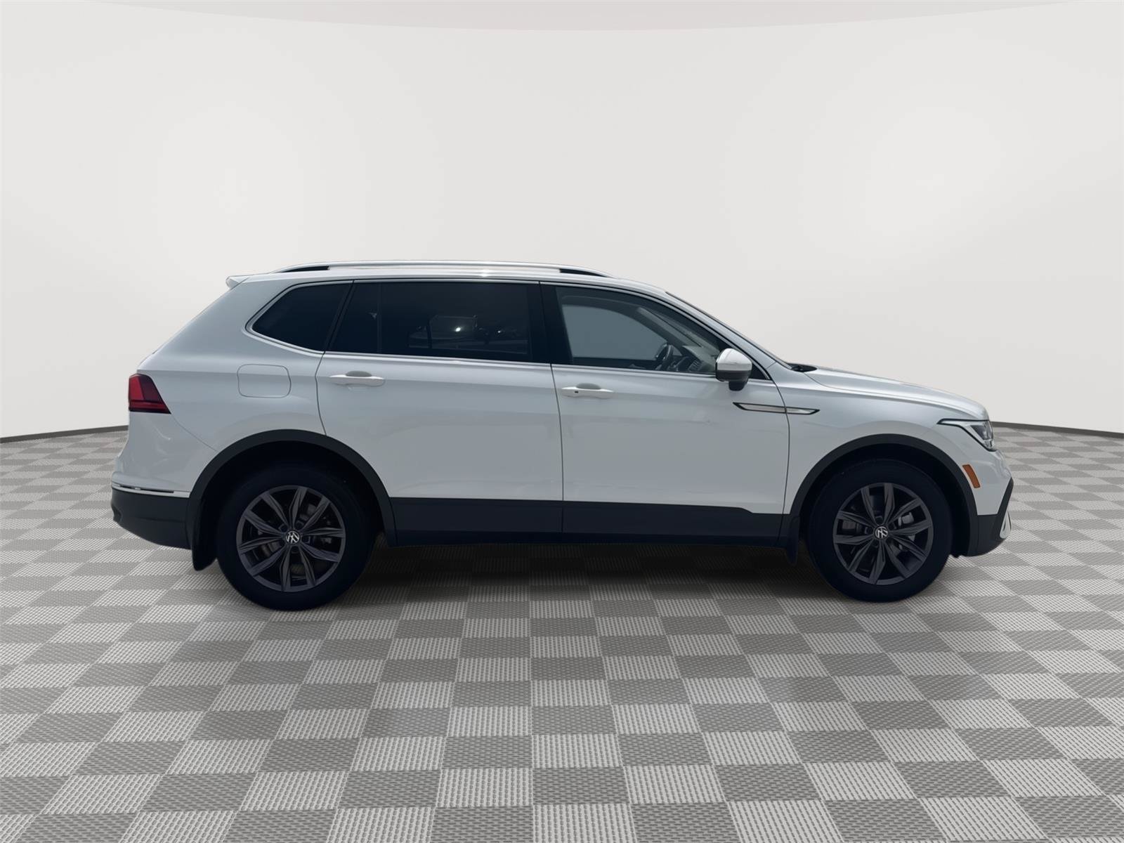 Certified 2024 Volkswagen Tiguan SE w/ Panoramic Sunroof Package AWD/4WD image 12