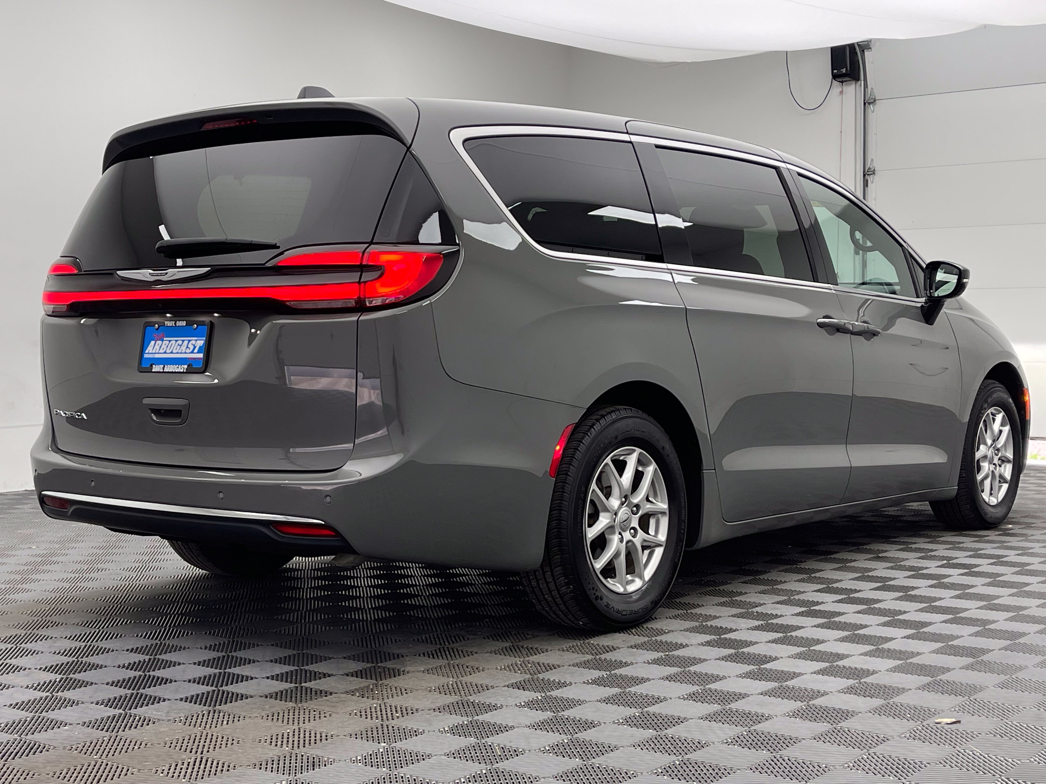 Used 2025 Chrysler Pacifica Select FWD image 7