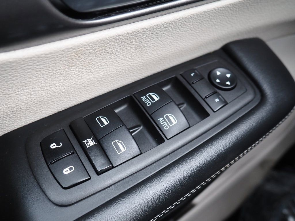 Used 2024 Chrysler Pacifica Touring-L image 27