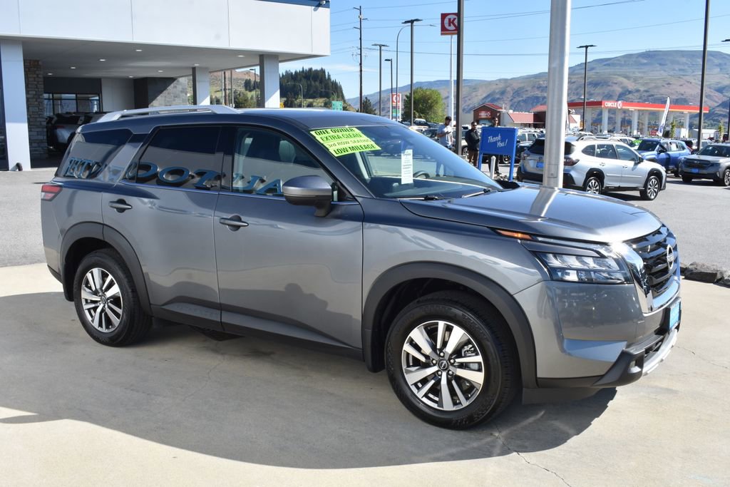Used 2025 Nissan Pathfinder SL AWD/4WD image 7