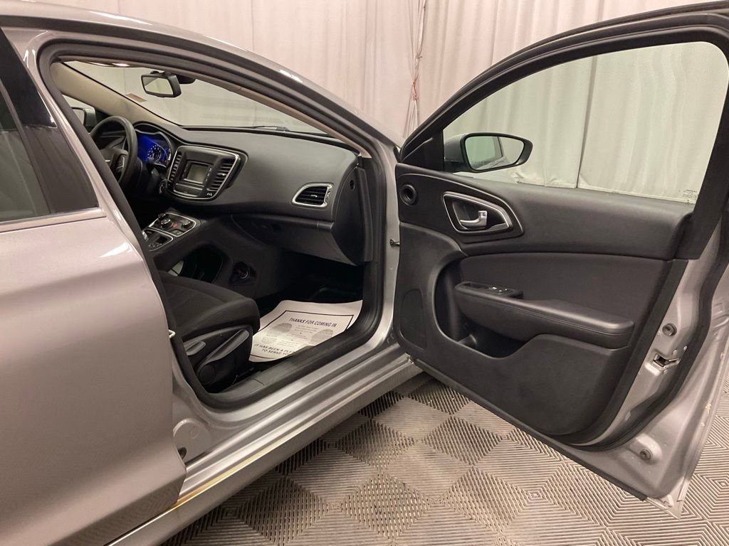 Used 2016 Chrysler 200 Limited image 27