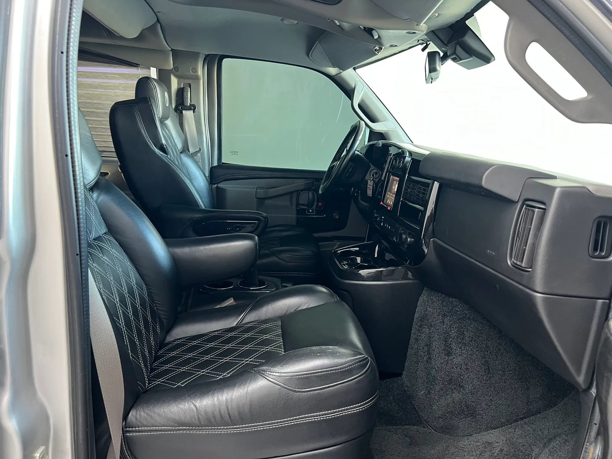 Used 2021 Chevrolet Express 3500 LS w/ Chrome Appearance Package RWD image 26