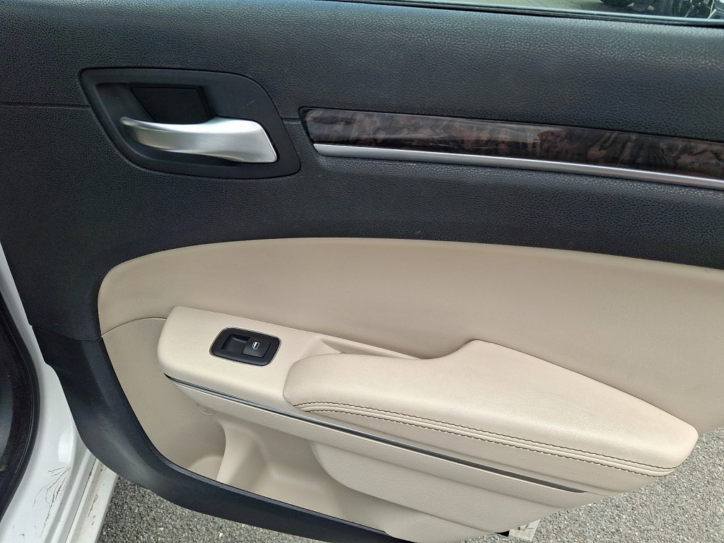 Used 2018 Chrysler 300 Limited image 14