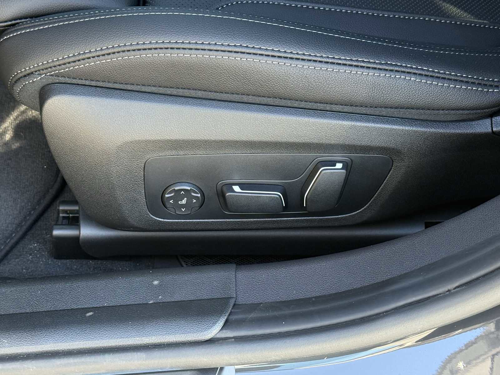 New 2026 BMW 330i xDrive xDrive w/ Premium Package image 11