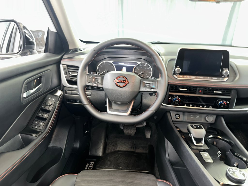 Used 2026 Nissan Rogue SV AWD/4WD image 2