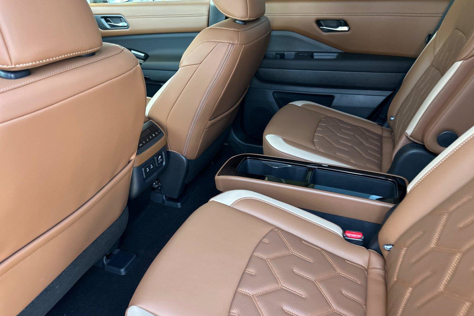 New 2026 Nissan Pathfinder Platinum AWD/4WD image 11