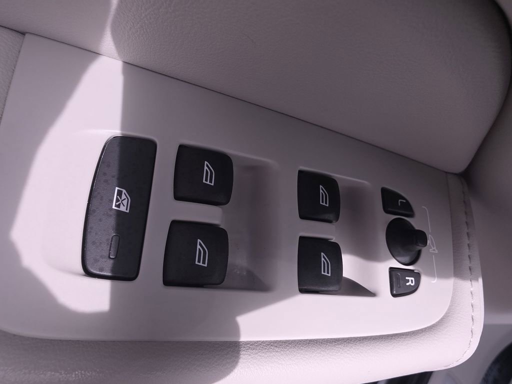 Used 2023 Volvo XC60 B5 Core image 32