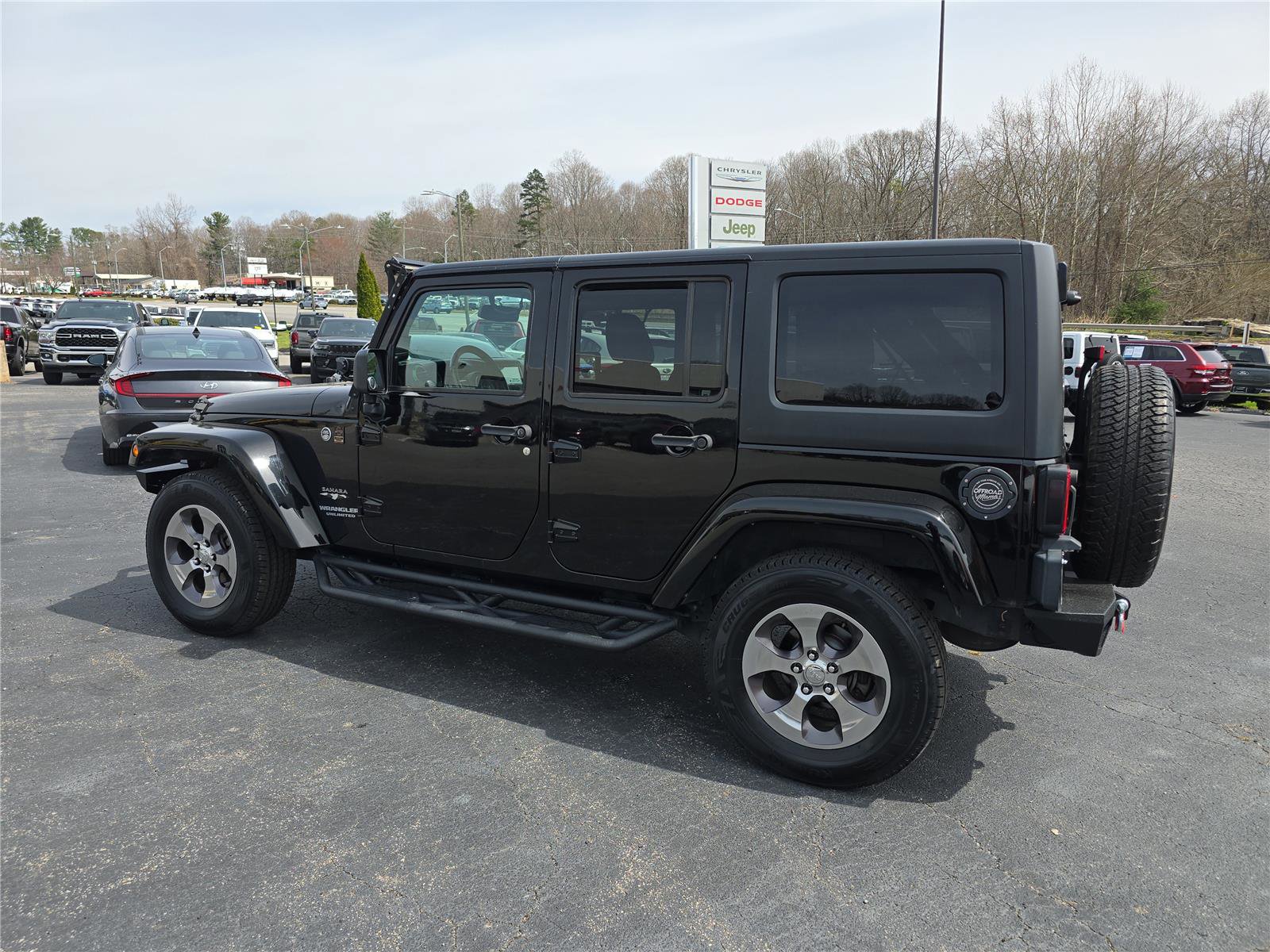 Used 2018 Jeep Wrangler Unlimited Sahara w/ Connectivity Group image 5